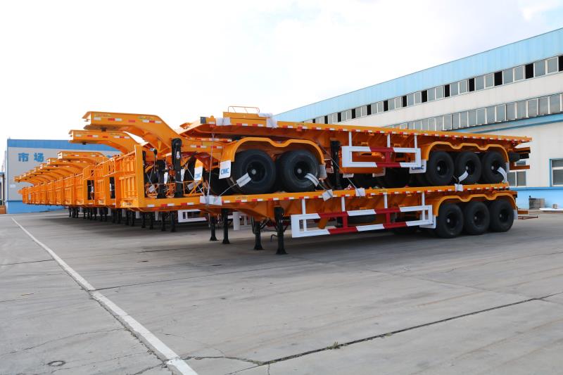 批量出口蒙古國的半掛列車整裝待發
