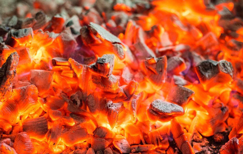 大家知道生物质颗粒取暖炉的优缺点有哪些