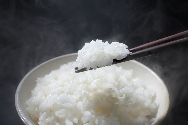 生活中电饭煲里面煮的大米夹生应该怎么处理呢？