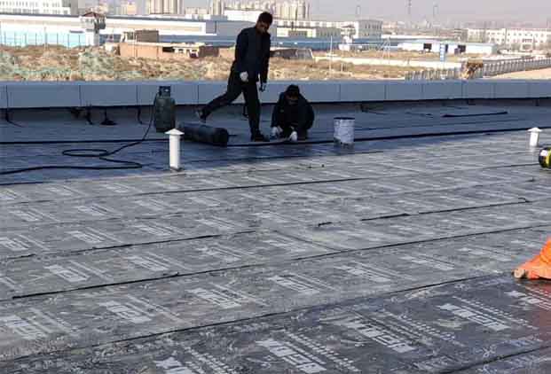 如何使用屋顶防水卷材解决屋顶渗漏问题