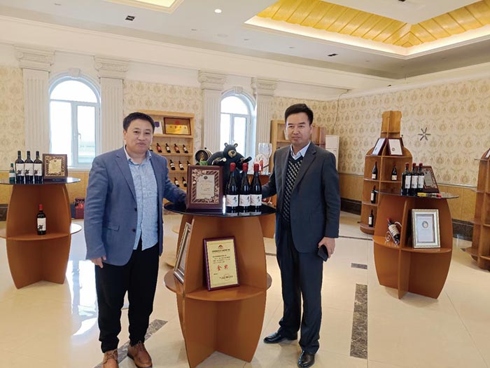 山东客户预约来到#华昊酒庄考察参观品鉴并洽谈合作