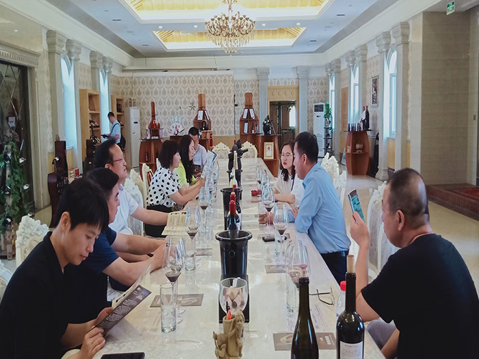 新疆吐鲁番市葡萄酒来到华昊酒庄宁夏红酒酒庄