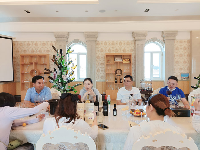 宛融主播团队一行8人来到了华昊酒庄,现场直播销售贺兰山东麓葡萄酒