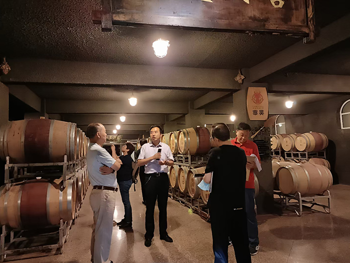 中国葡萄酒业内大咖们在自治区葡萄酒联合会来华昊酒庄参观交流