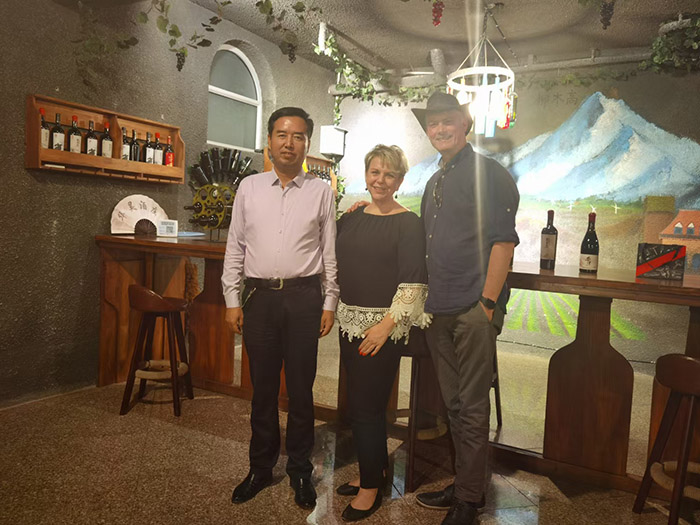 曾在上海品鉴过华昊马瑟兰的加拿大籍的葡萄酒爱好者Tracey和他的老公谢博安到#华昊酒庄 参观交流品鉴。