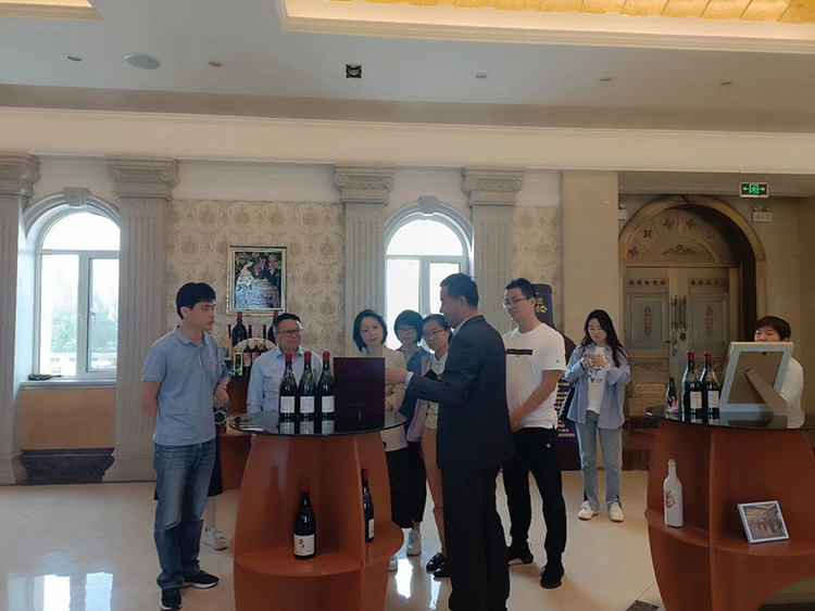 **上午福建泉州客户在市葡萄产业服务中心刘玫主任陪同下一行8人来到了华昊酒庄