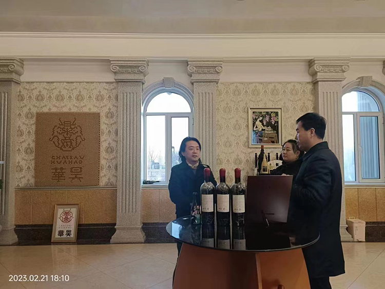 周二下午，湖南长沙客户谭总慕名到#华昊酒庄 参观考察