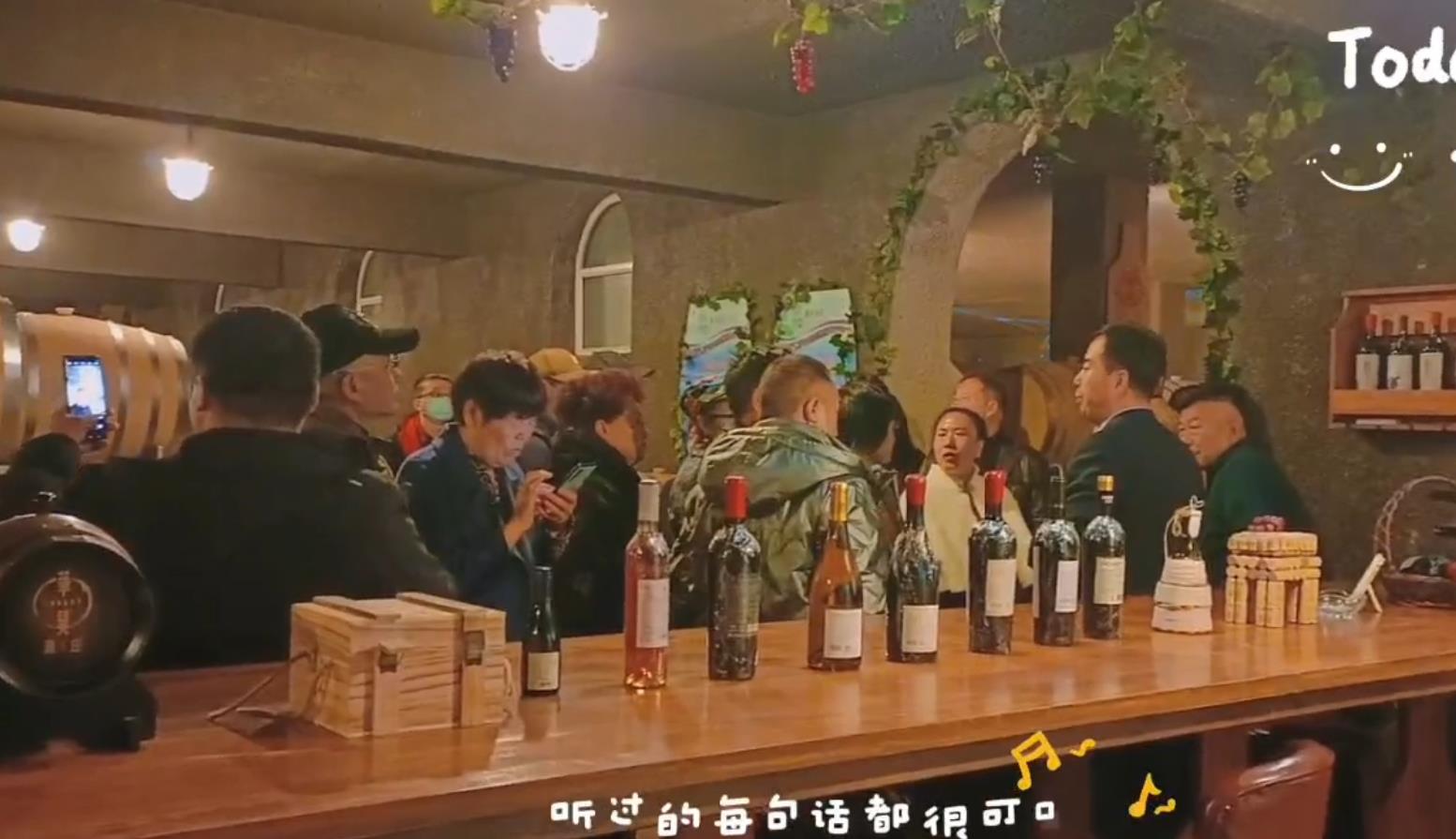 4月7日上午在市葡萄产业办公室刘玫主任的带领下江浙沪80多名客商来了＃华昊酒庄 参观考察。