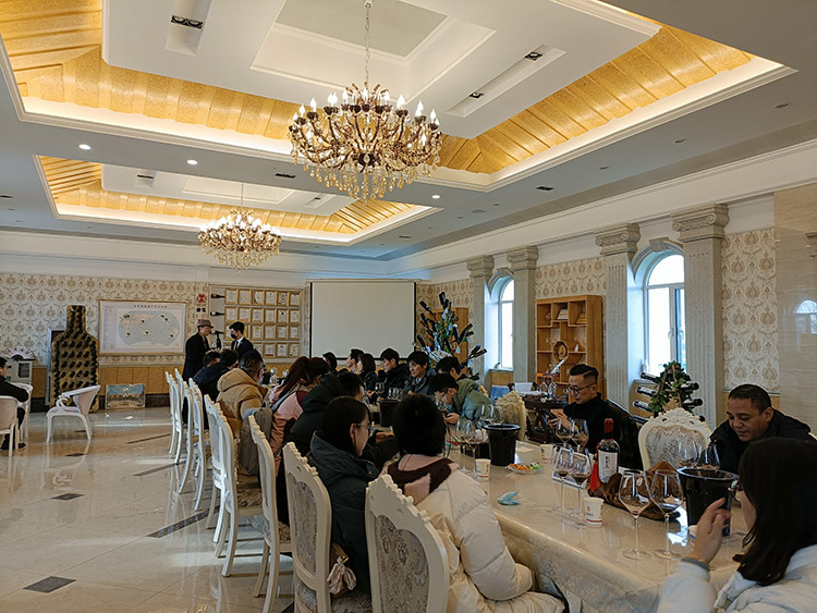 12月13日下午，20多位记者来到#华昊酒庄 参观考察，品鉴了酒庄.具代表性的两款酒--#华昊马瑟兰 和#马瑟兰利口酒，并对两款酒赞不绝口。