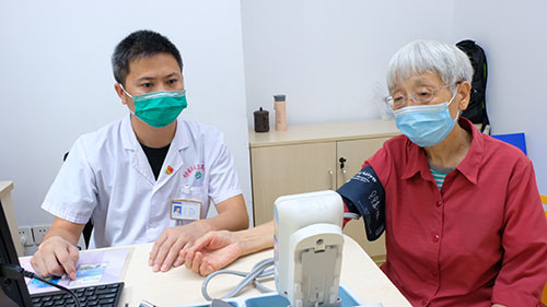 上海奉賢健康服務進社區：“家庭醫生，老嗲額！”