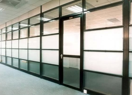办公室装修成都玻璃隔断是什么材料呢？