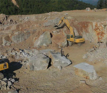 花岗石矿山开采生产过程中可能存在哪些危险源？