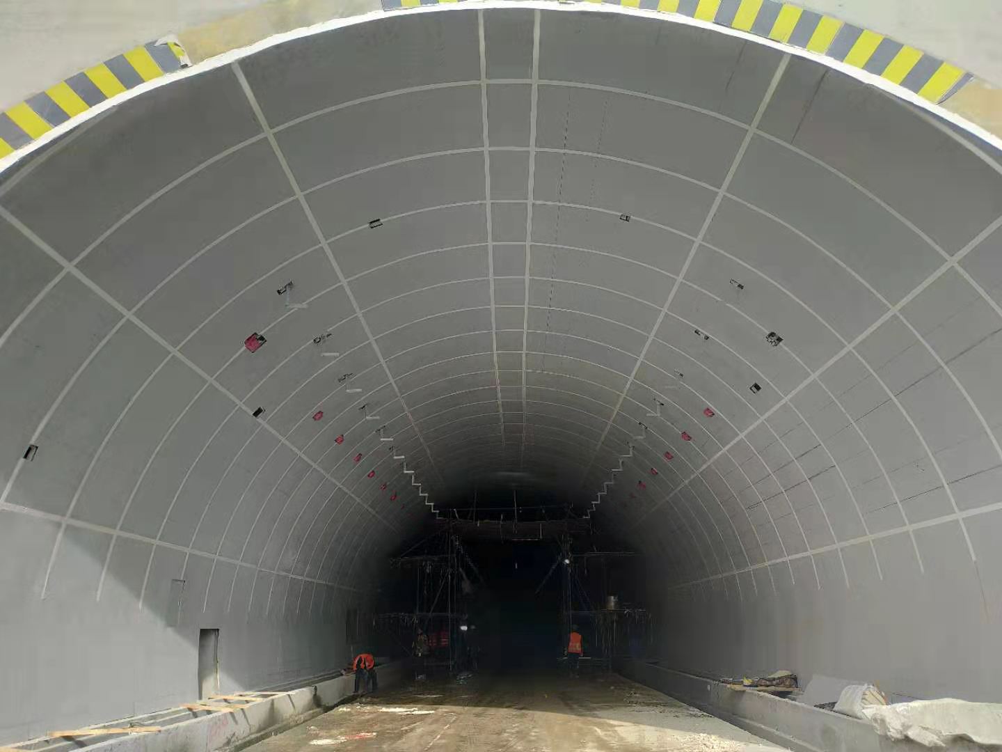 臨夏雙城至達里加（甘青界）公路建設項目SD5合同段隧道保溫、裝飾工程