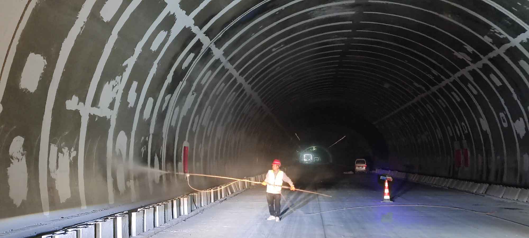 寶坪高速公路LJ-10合同段秦嶺天臺山隧道進口右線裝飾施工