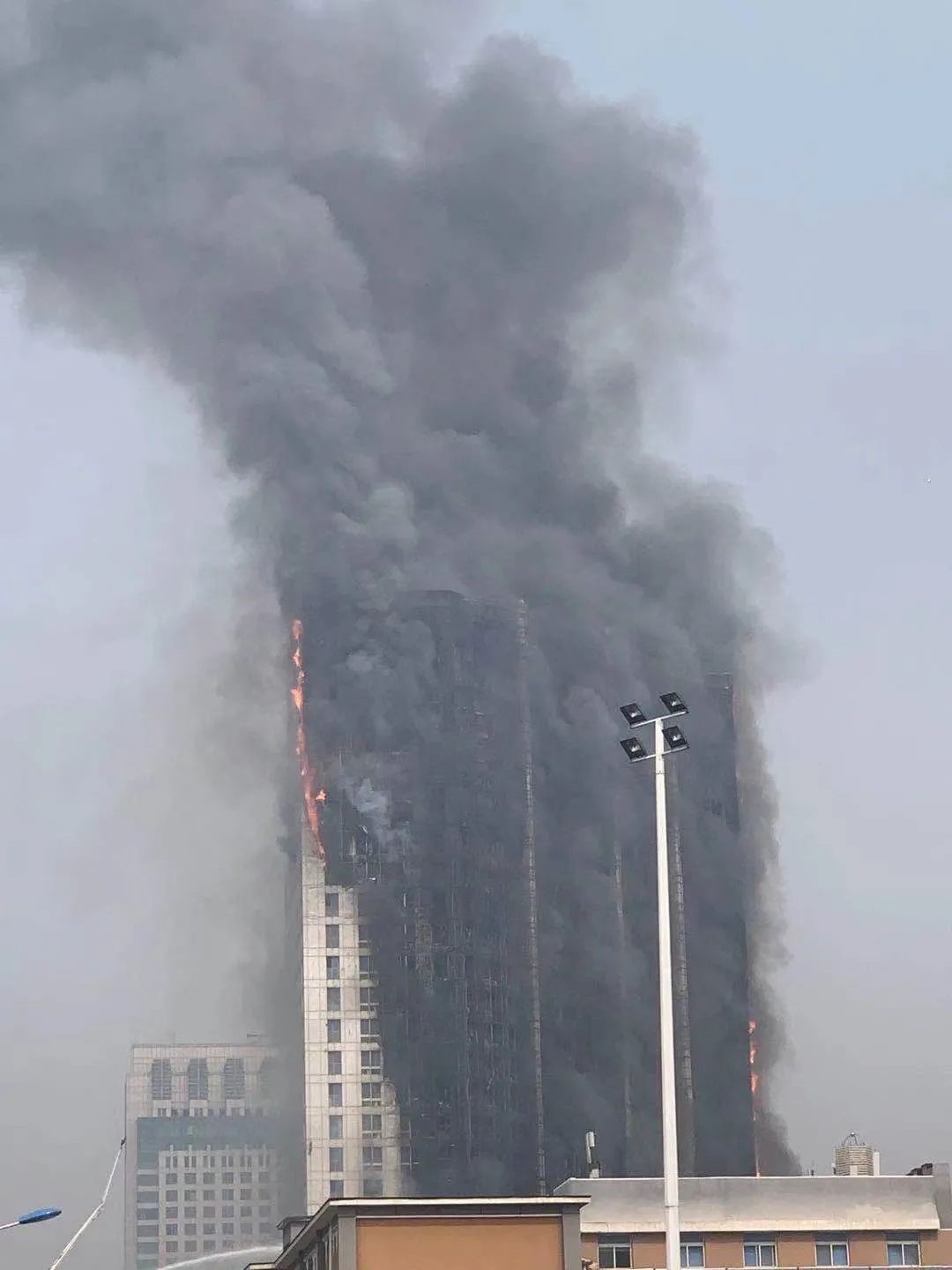 现场惨烈！石家庄111米高楼整栋起火！请设计师不要再跟总图挣地盘了！