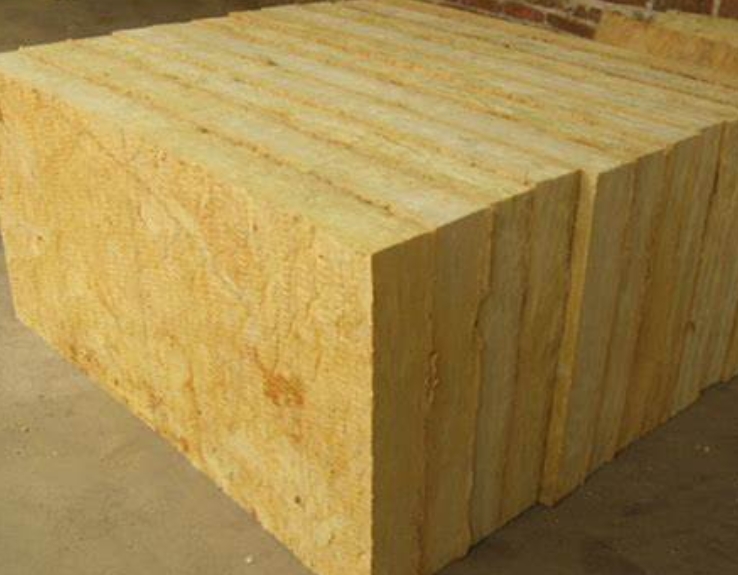 岩棉复合板是一种常用的建筑保温材料