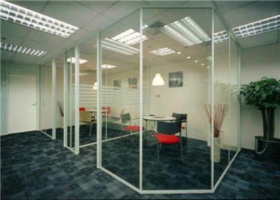 辦公室用的玻璃隔斷都有哪些安裝方法？這3點告訴你