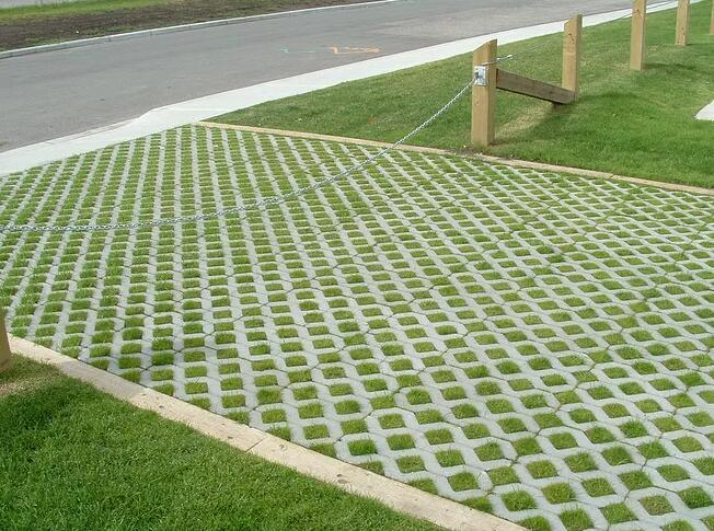 如果要修建停车场,推荐铺设植草砖