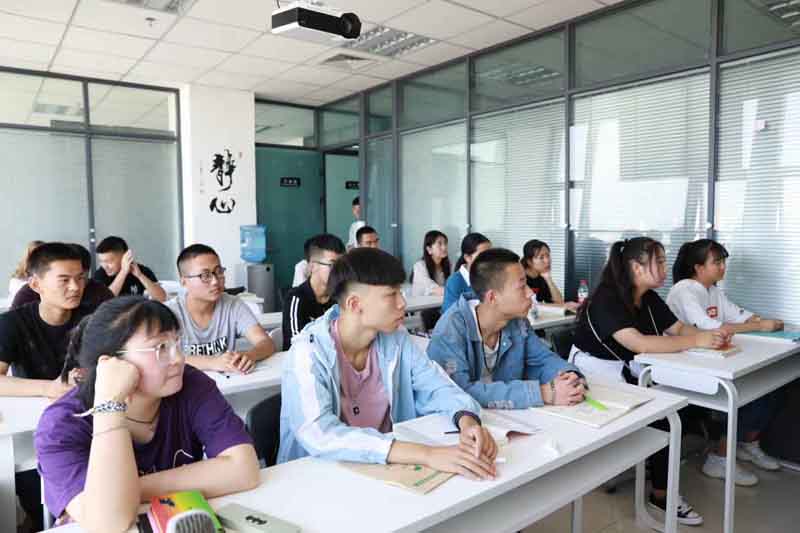 女生学编导的就业方向及前景