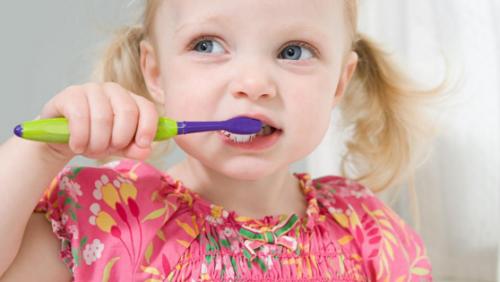 小孩龋齿疼痛怎么办？小孩乳牙蛀牙危害大吗？