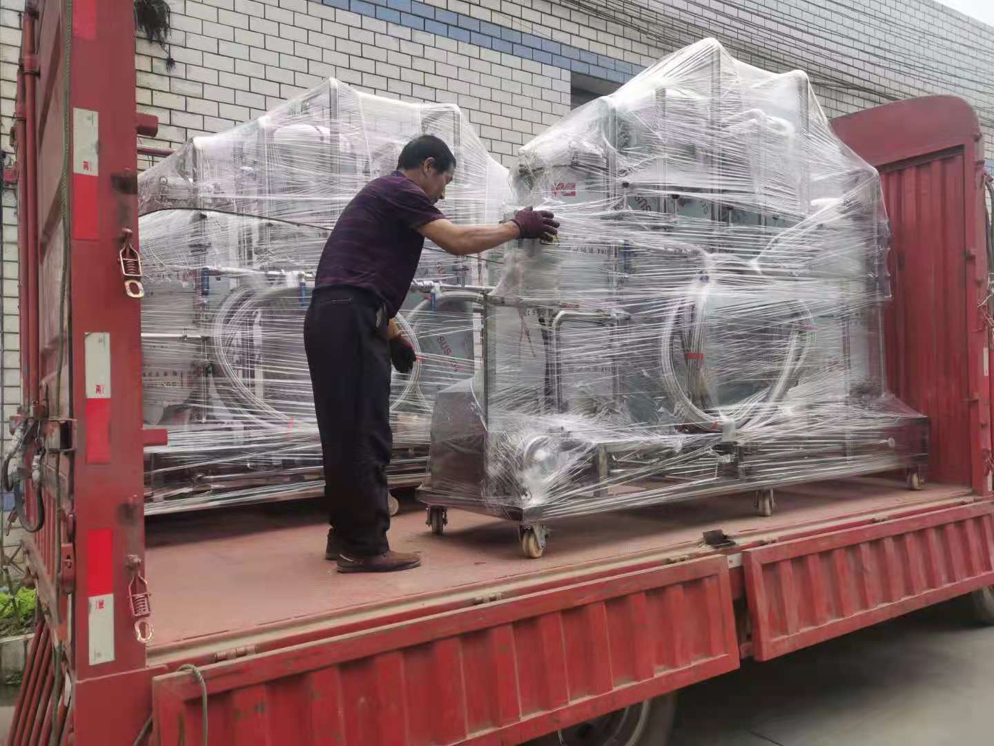 河北张华酒业集团定购的2台5吨/小时白酒综合处理机按约定发货时间准时发出！