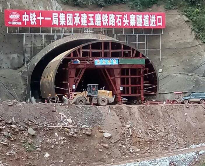 中鐵十一局玉磨鐵路雙線加寬臺車安裝現場