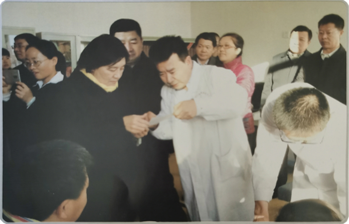 时任内蒙古自治区党委副书记、政府主席布小林来我中心慰问特殊儿童