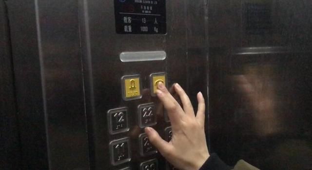 如果电梯发生故障被困，你是如何快速自救的呢？