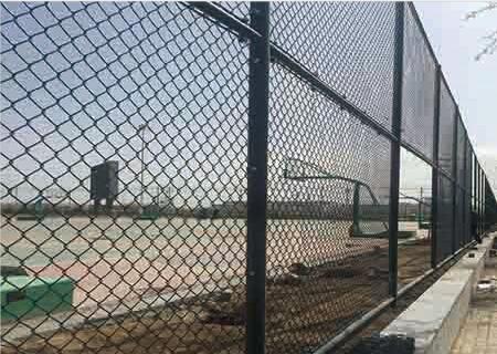 為蘭州新區舟曲中學提供球場護欄網安裝及各種類型護欄網材料