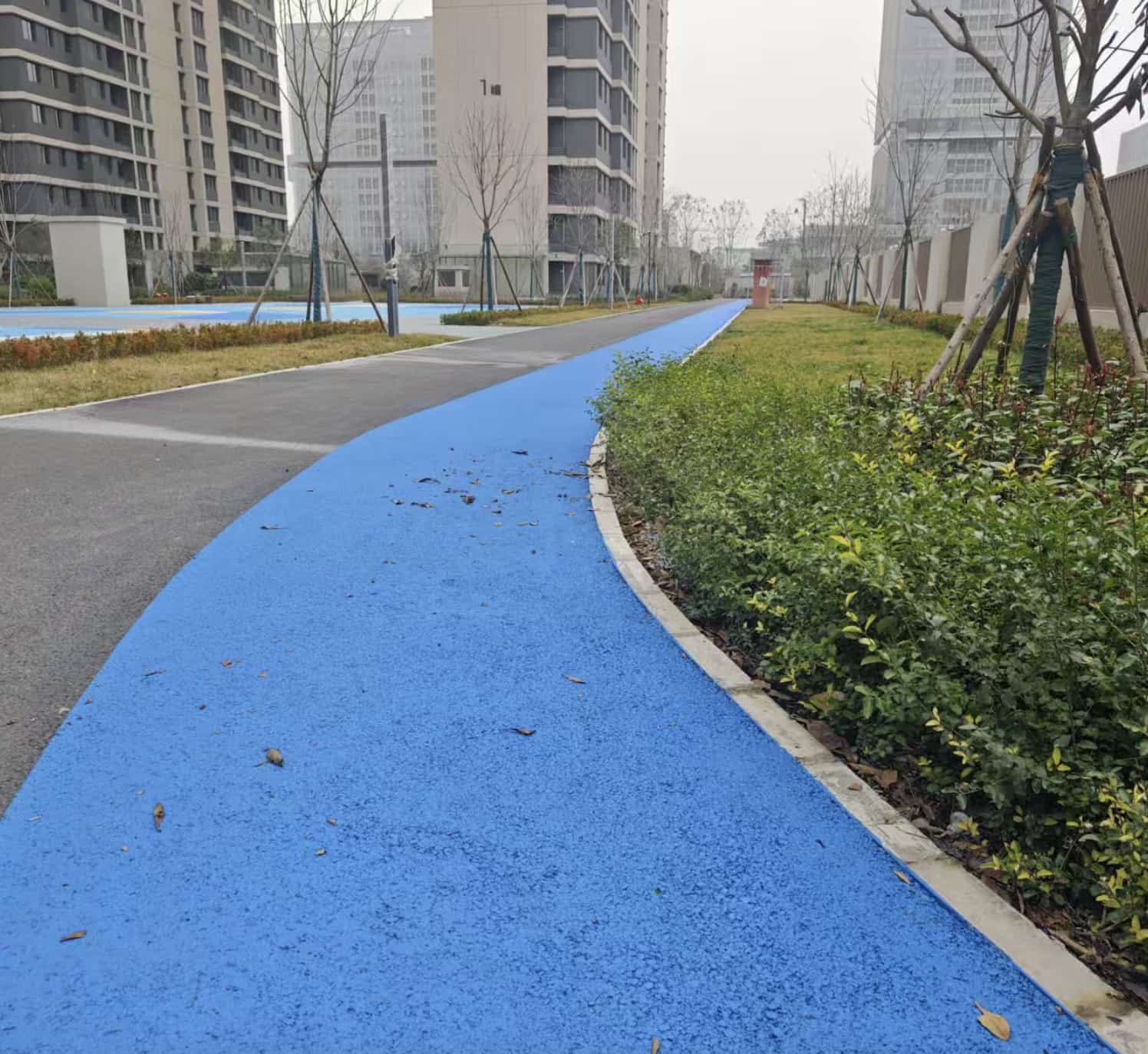 西安胶粘石路面材料选择及性能分析