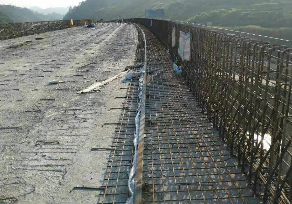 钢模板应用在防撞护栏施工上面是什么样的？