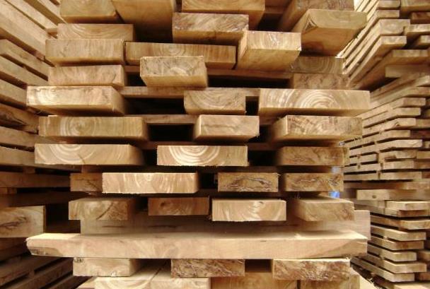 你知道为什么实木的板材用的人越来越少了吗！