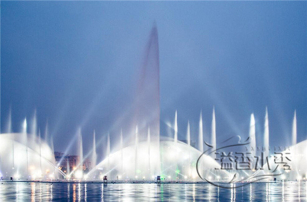 湖面大型音乐喷泉