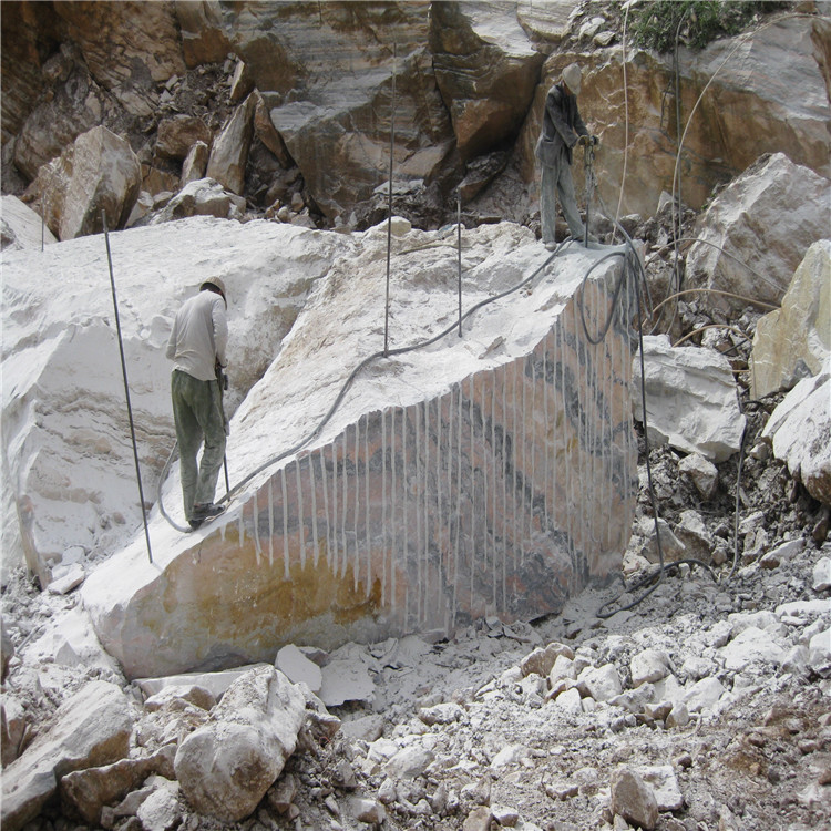 原料石批发 来自矿山上刚开采的石头