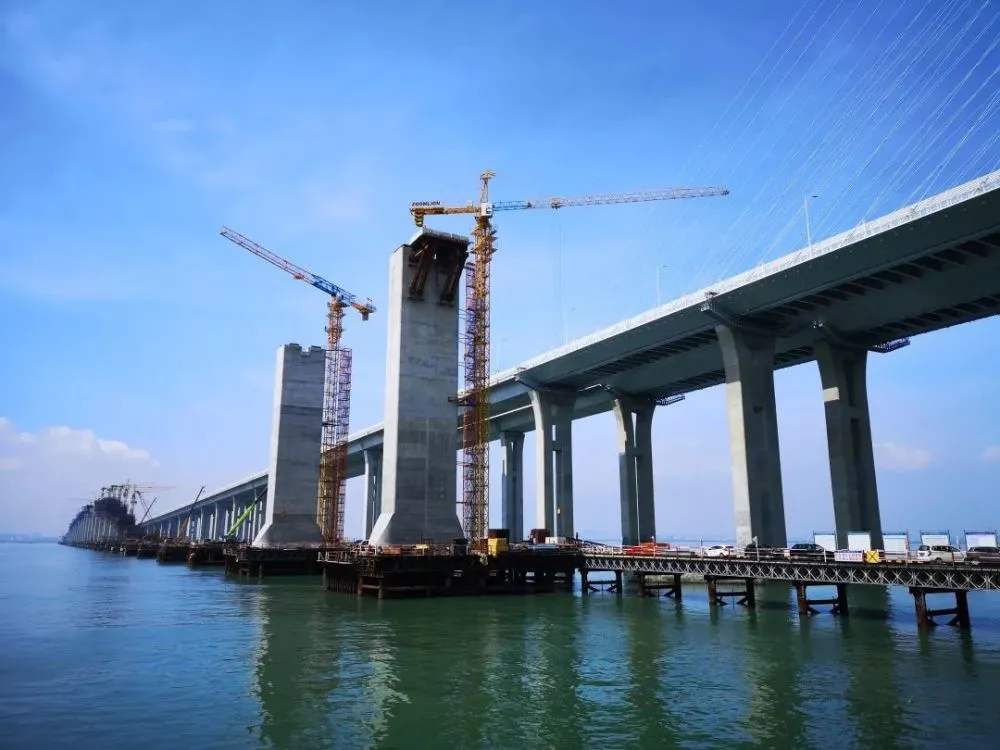 跨海高铁大桥主塔成功封顶