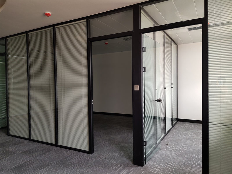 世纪美通办公室玻璃隔断安装完工展示