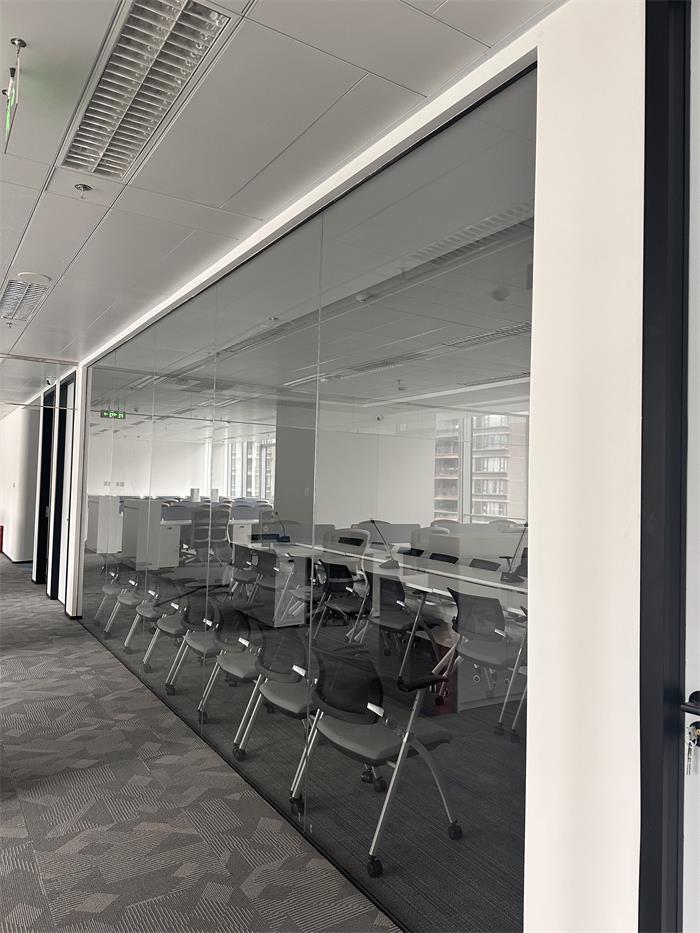 成都极简高透玻璃隔断案例展示