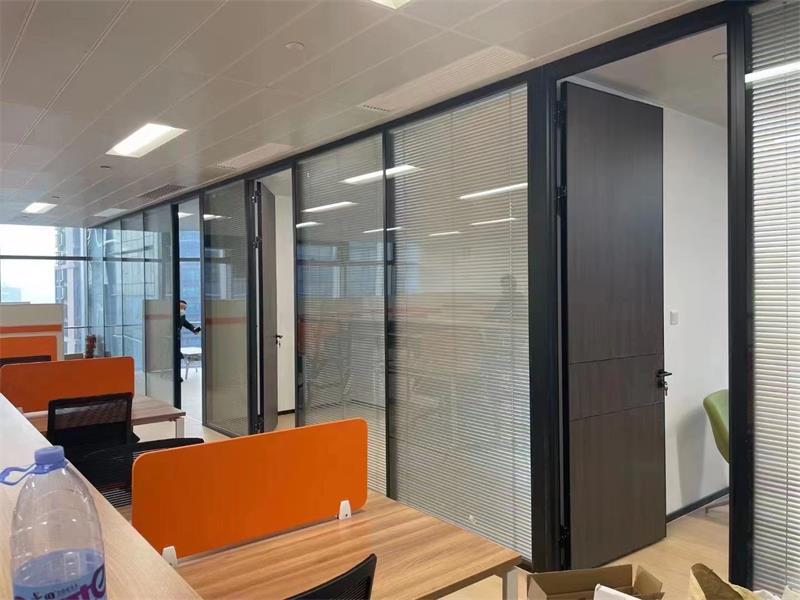 成都百叶办公隔断案例