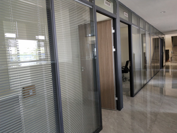 装修公司办公室——高隔间玻璃隔断