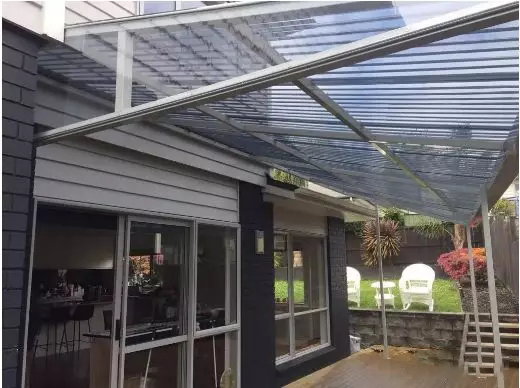 PC阳光板做的雨棚。