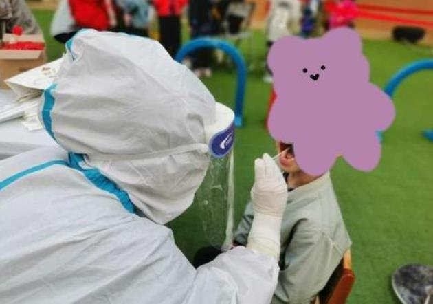 10月12日，青岛大中小学幼儿园全员核酸检测