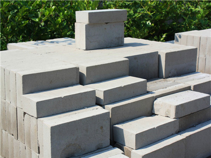 粉煤灰砖是指以粉煤灰、石灰或水泥为主要原料混合而成，富安隆带大家一起了解它的概述以及种类介绍！