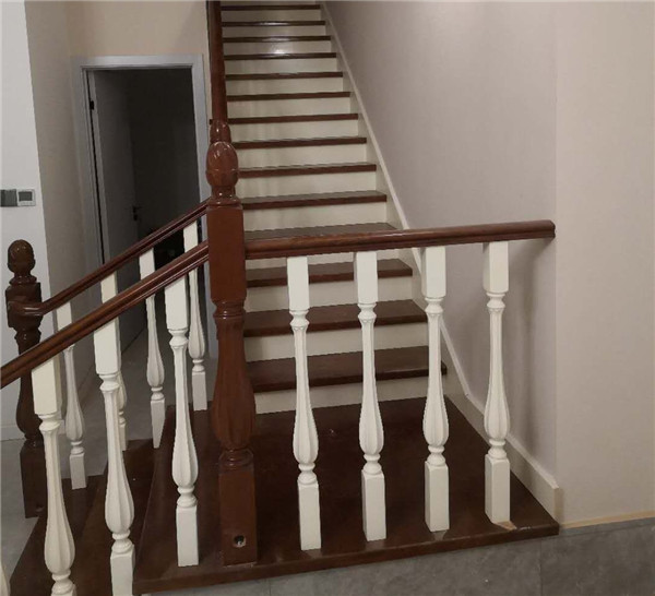 实木楼梯装修时的一些注意事项: