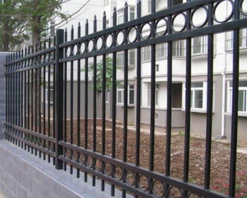 阳台护栏的材质中为什么铝艺护栏越来越火？