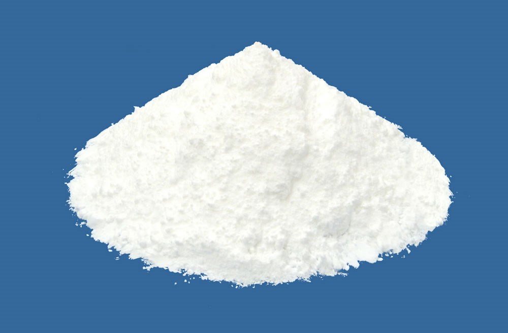 研究表明，在与铝酸钙水泥结合的粘土熟料浇注料中加入二氧化硅微粉会影响铝酸钙水泥水化产品的产生和转化