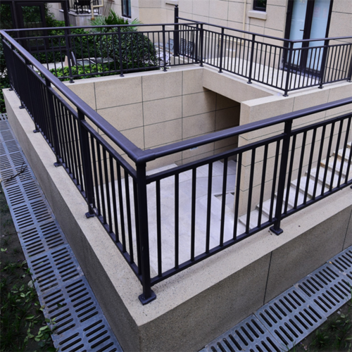 阳台护栏选择安装成都锌钢护栏有哪些优势？
