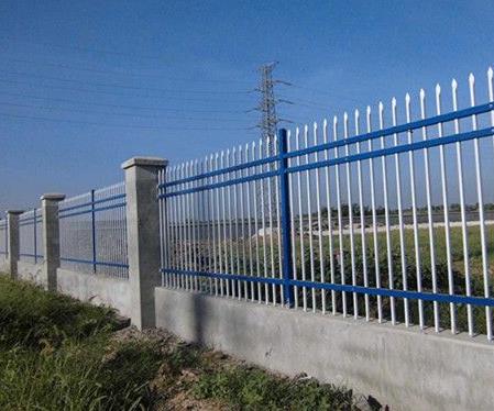 你知道铁艺护栏和实木护栏哪种好吗?