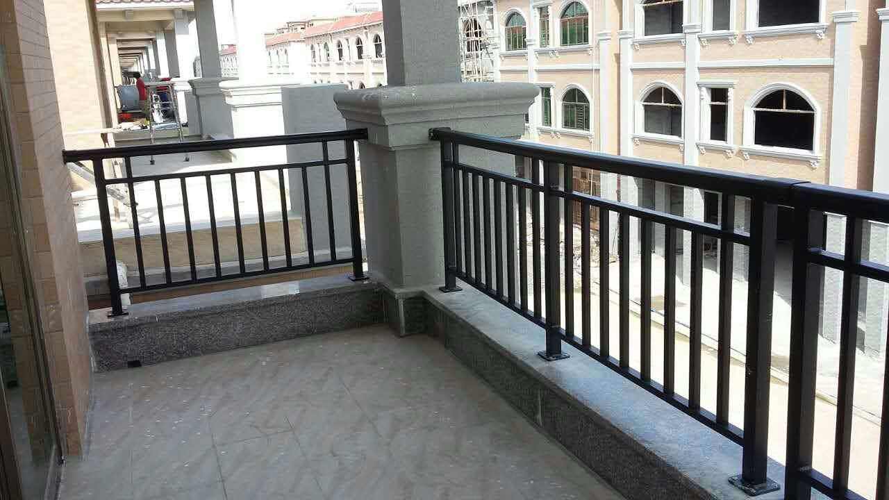 阳台护栏用什么材质好？