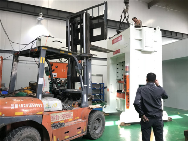 西安叉車吊車租賃比購(gòu)買(mǎi)有何優(yōu)勢(shì)？