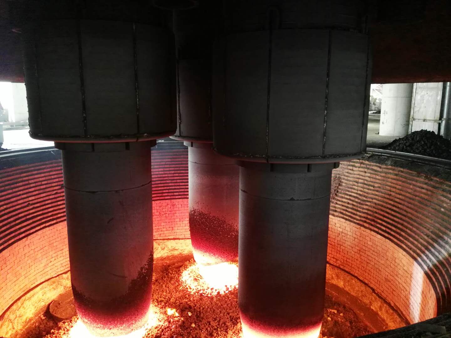 西安矿热炉炉衬渗铁的原因分析及处理方案